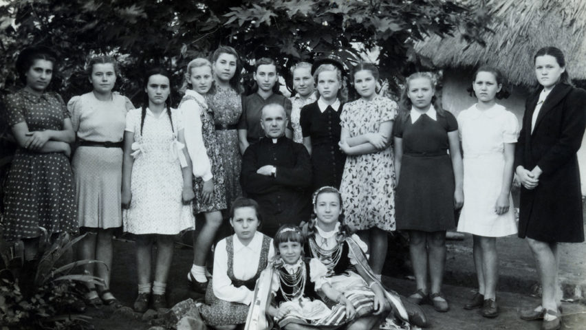 Kazia (third from the right, top row) with other Polish refugee children in 1947, Tengeru, Tanzania